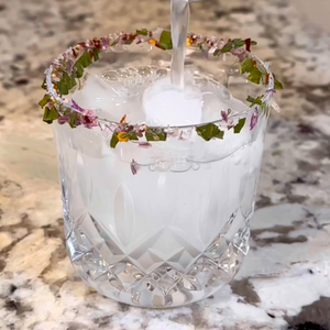 pouring_margrita_in_glass_with_sydsalt_blossom_rim
